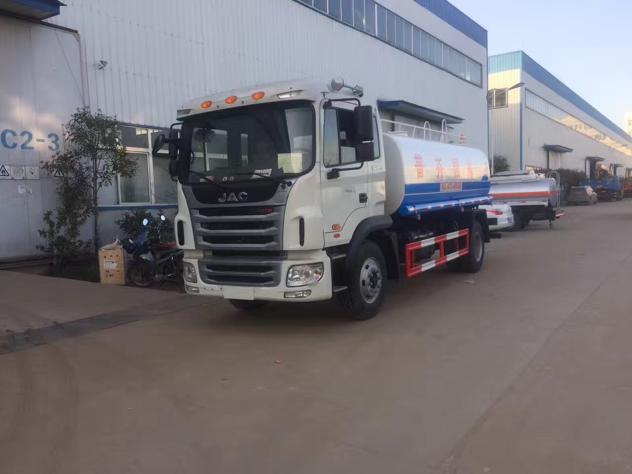 东风底盘洒水车与油罐车 价格、厂家及选购指南
